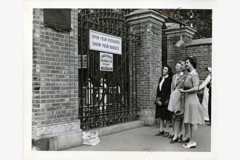 Women contemplating the Sands Street entrance to the Brooklyn Navy Yard, c. 1942. Courtesy,  Brooklyn Eagle Photographs – Brooklyn Public Library – Brooklyn Collection
